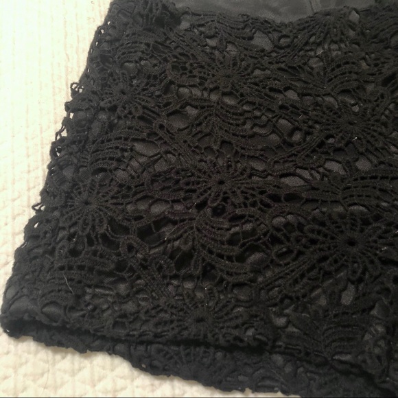 Monteau Lace Shorts - Picture 2 of 4